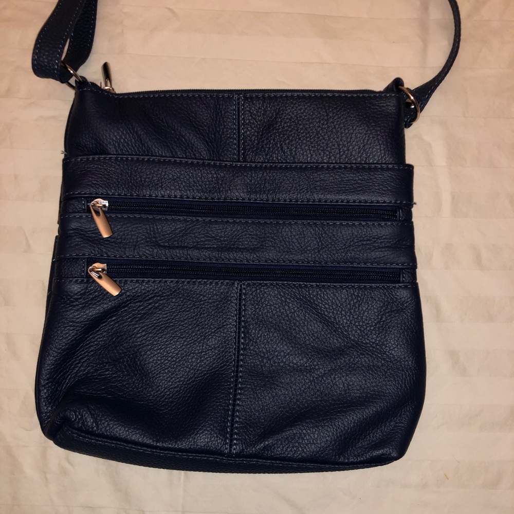 Elegant Navy Crossbody Bag, zipper compartments, adjustable strap